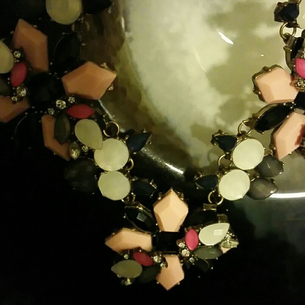 SOLD Floral necklace - Picture 5 of 6